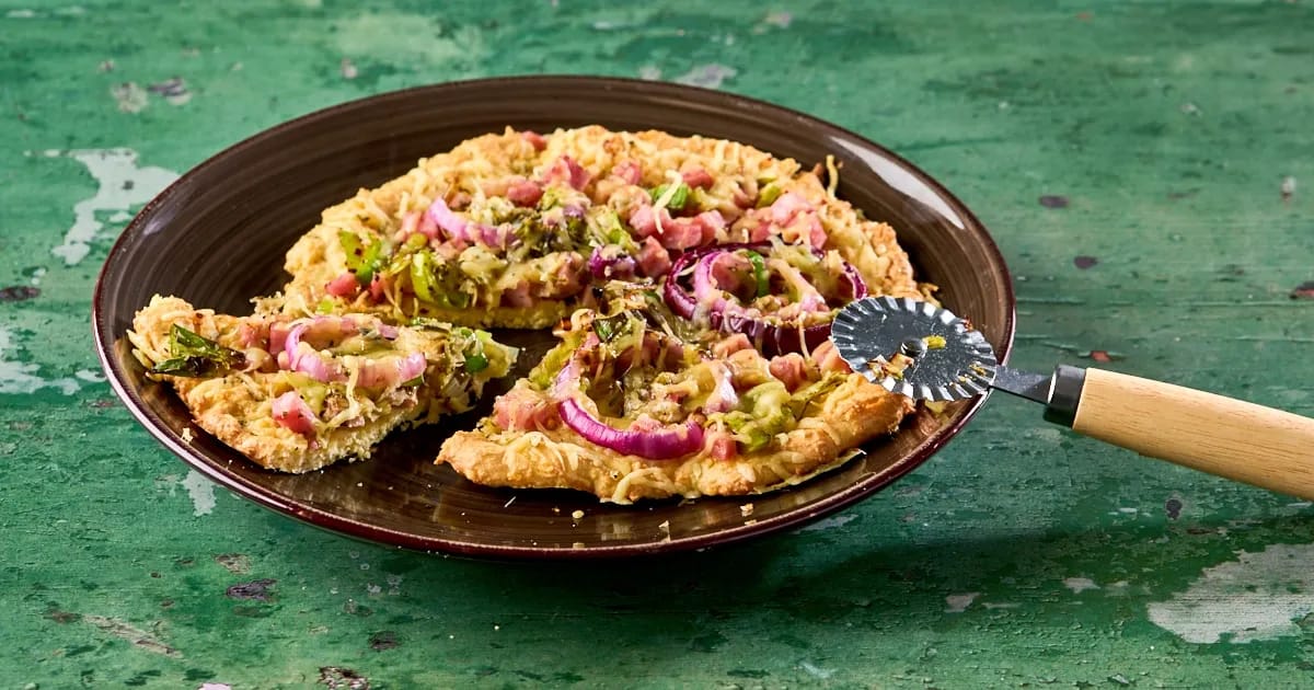 Amandelpizza met prei en ham