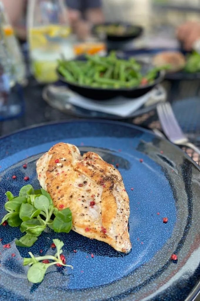 Een samengestelde maaltijd uit losse elementen zoals vlees als hoofdgerecht met groenten als bijgerecht