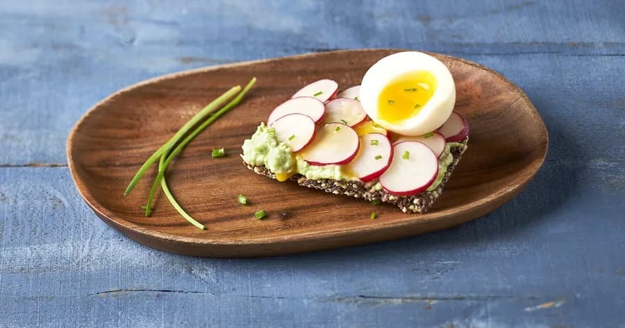 Lijnzaadcrackers met Avocado-Mash, Radijsjes en Halfzacht Ei