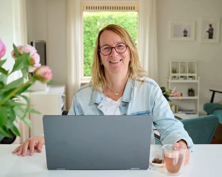 Online steun en support - vrouw achter laptop