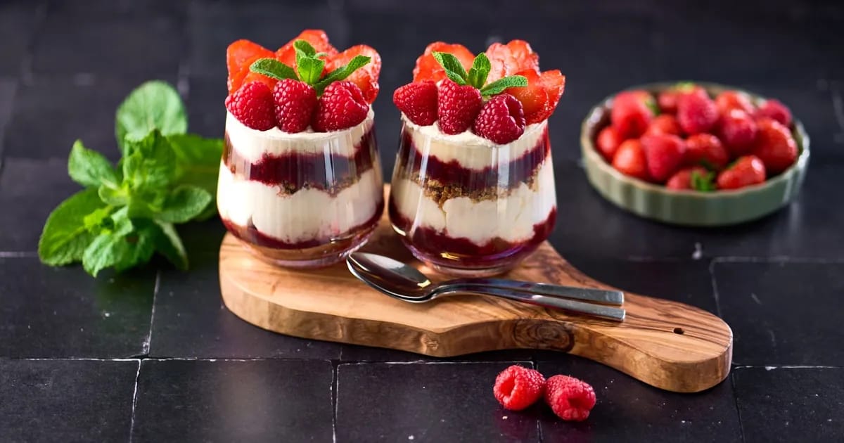 Aardbei-framboos tiramisu met keto koekkruimelbodem