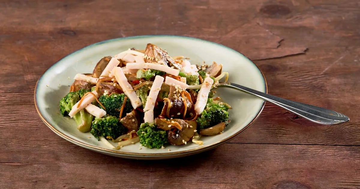 Aziatische salade met broccoli, kip en sesam