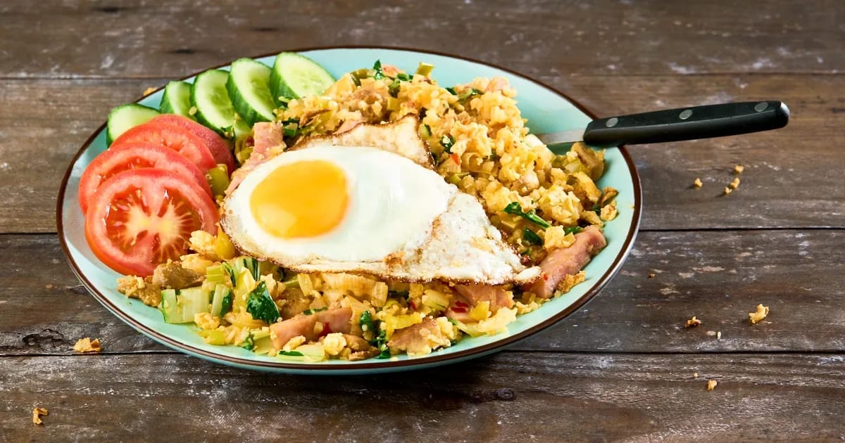 Bloemkoolnasi met kip, ham en ei