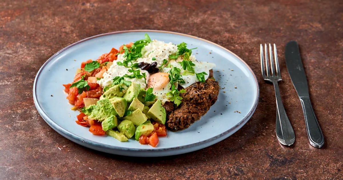 Gebakken eieren met zwarte bonenpuree en tomatensalsa