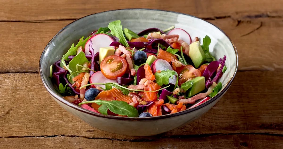 Gemengde salade met avocado, verse zalm en spekjes