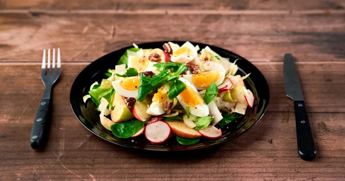Gemengde salade met witlof, ei en pecannoten