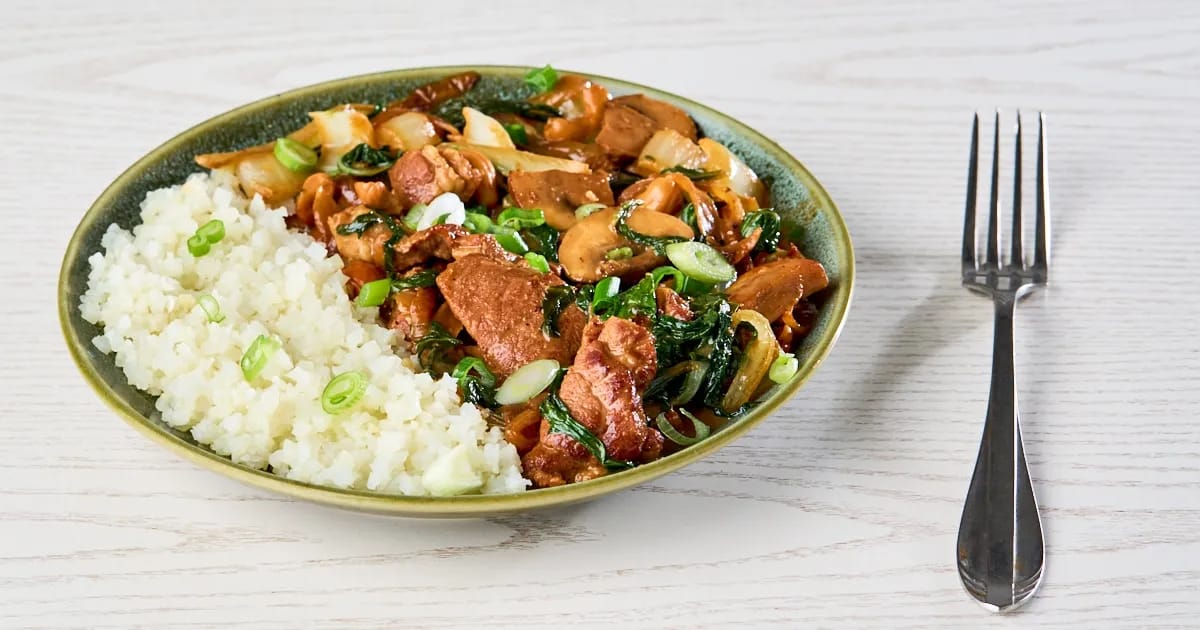 Gewokte varkensreepjes met paksoi en bloemkoolrijst