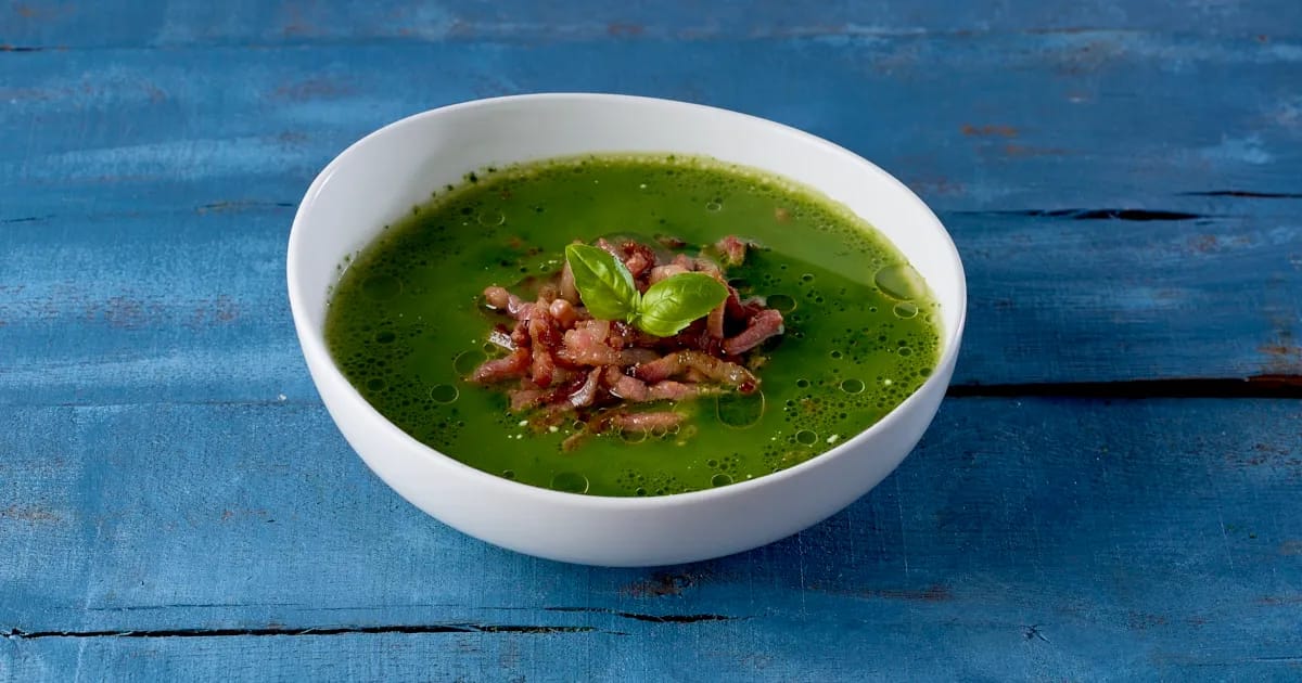 Groene aspergesoep met spinazie, citroen en spekjes