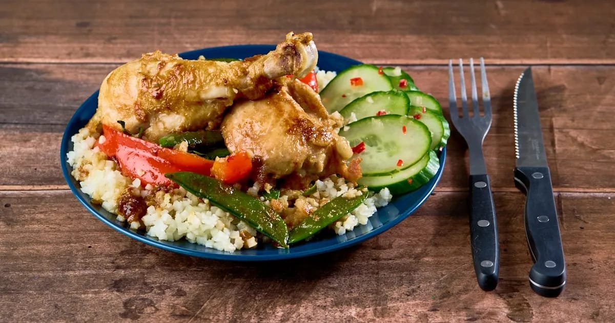 Javaanse kip met komkommersalade en bloemkoolrijst