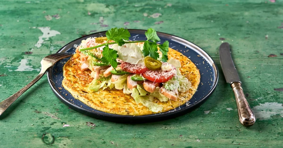 Kaas-ei tortilla met sla en gerookte kip