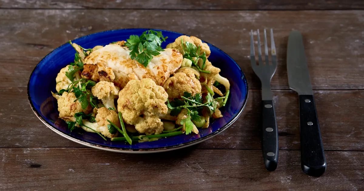 Kabeljauw met een frisse salade van gebakken bloemkool