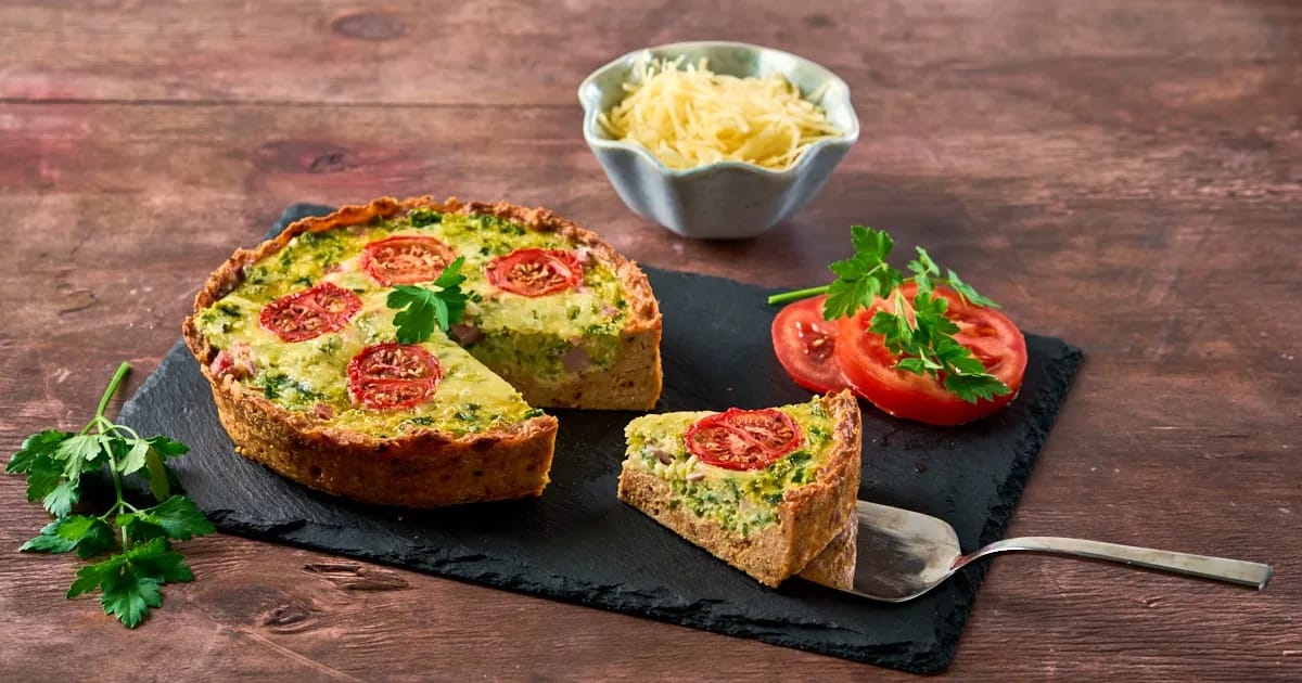 Keto kip-preitaart met ham en gegratineerde kaas