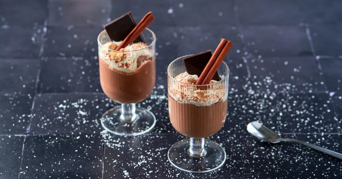 Koolhydraatarme chocolademousse met amandelschaafsel