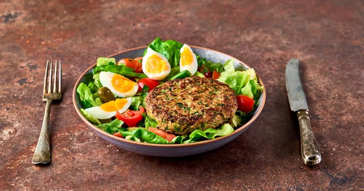 Kruidige kipburgers met Hollandse salade