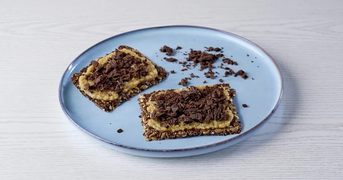 Lijnzaadcrackers met sesampasta en dark chocolate crunch