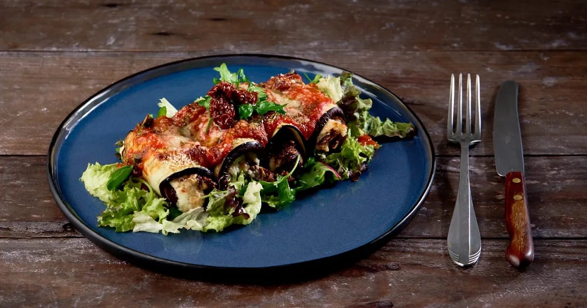 Melanzane ripieni - gevulde auberginerolletjes in tomatensaus