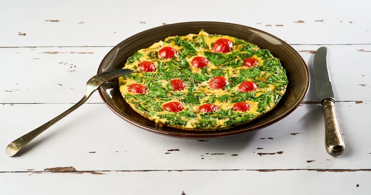 Omelet met spinazie en kerstomaatjes