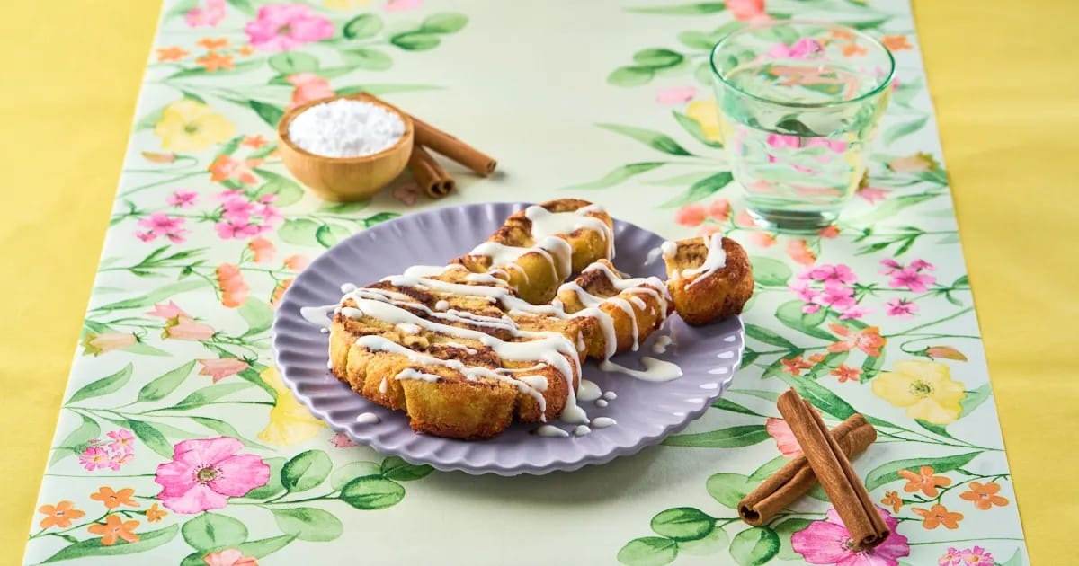 Ketogene cinnamon rolls van mozzarella met vanille-icing