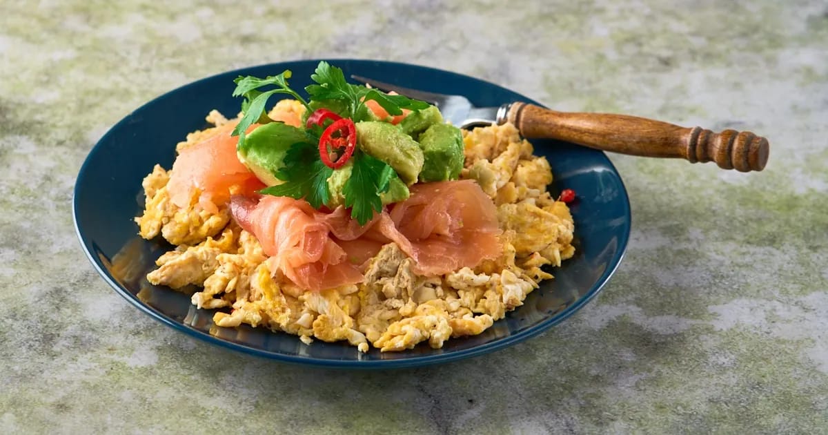 Pittige roereieren met gerookte zalm en avocado