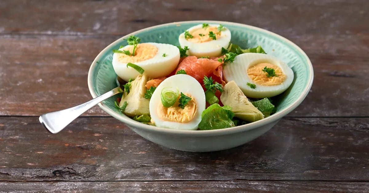Salade met artisjokhart, gerookte zalm en eieren