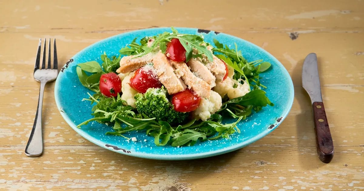 Salade met bloemkool, broccoli, kipfilet en Parmezaan