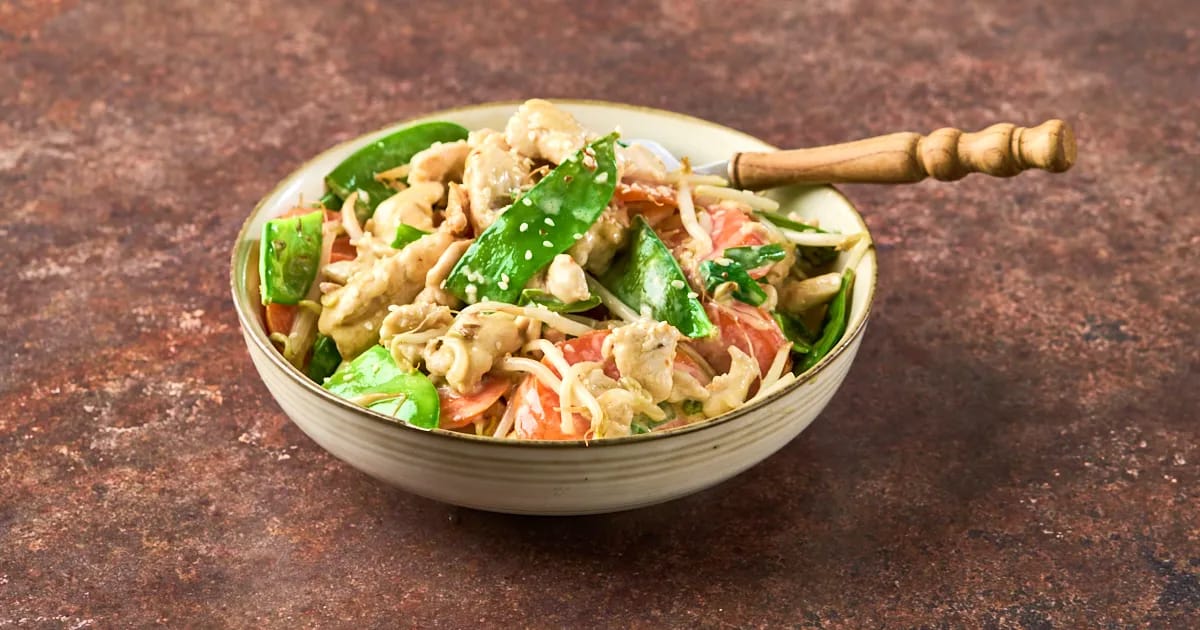 Salade met peultjes, kip en sesammayonaise