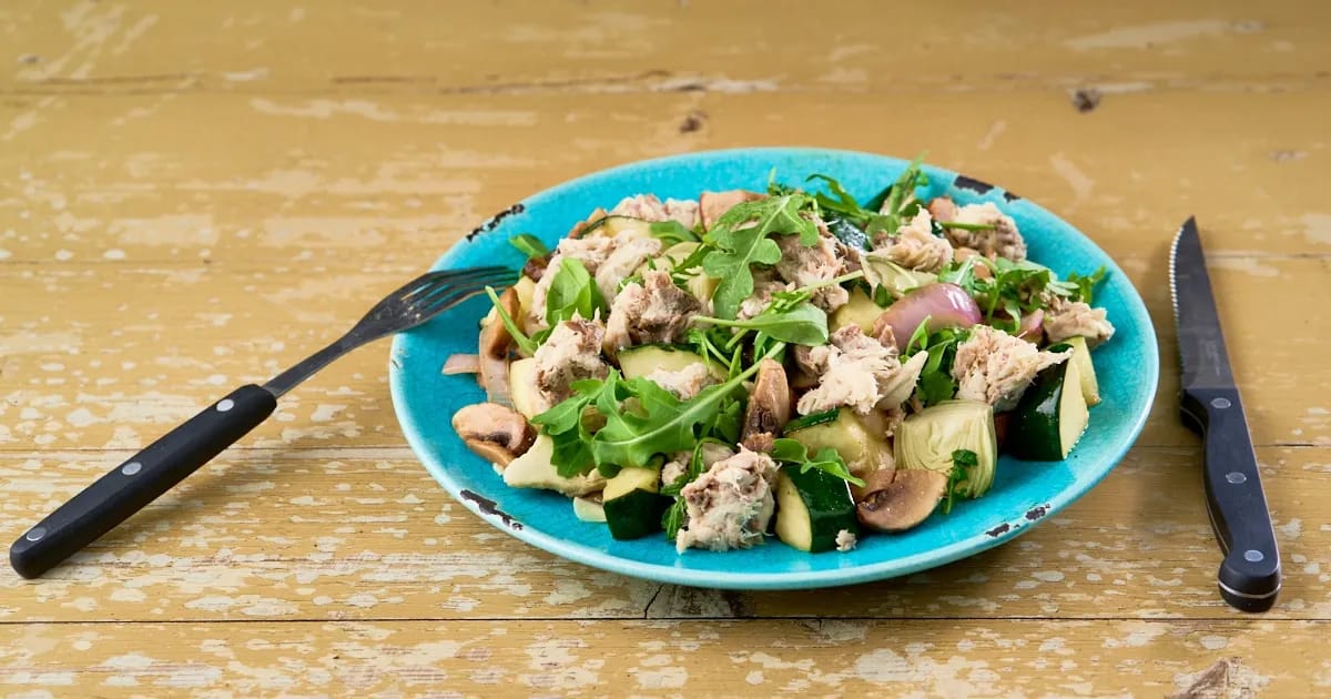 Salade van gegrilde courgette, artisjokharten en gestoomde makreel