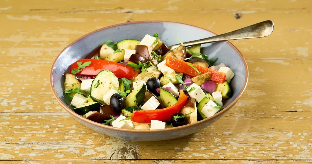 Salade van gegrilde groenten met feta en pesto