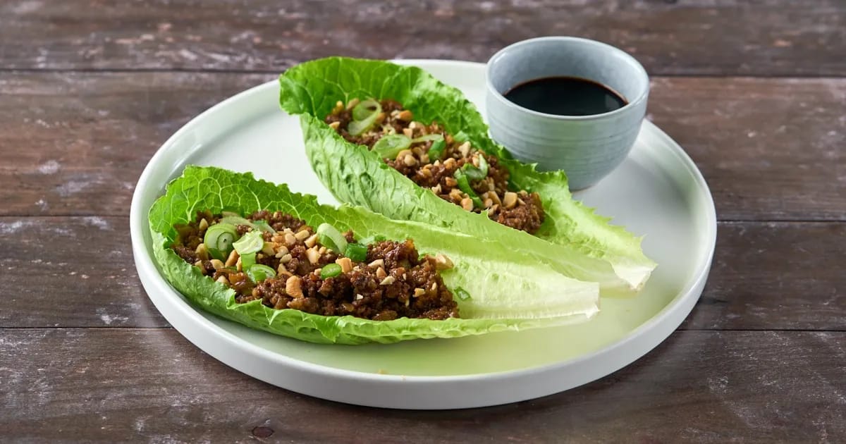 Sla-wraps met varkensgehakt en shiitake