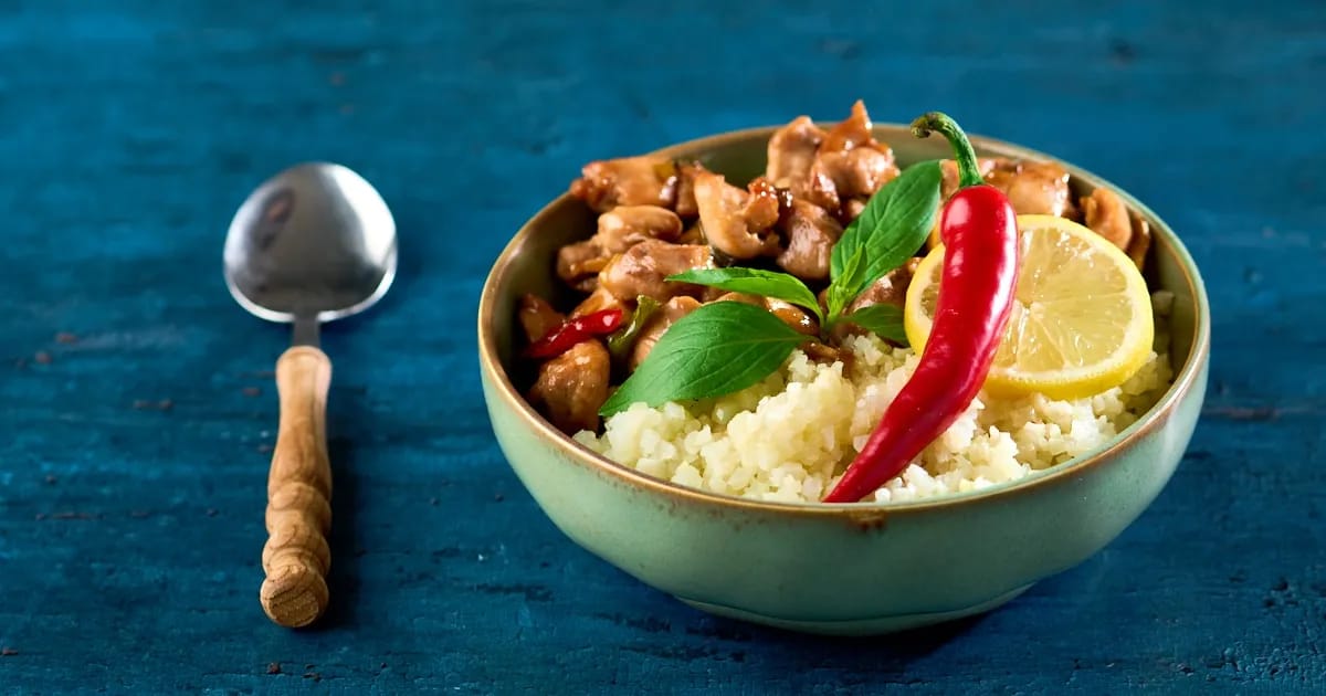 Snelle kip met gember en Thaise basilicum met bloemkoolrijst