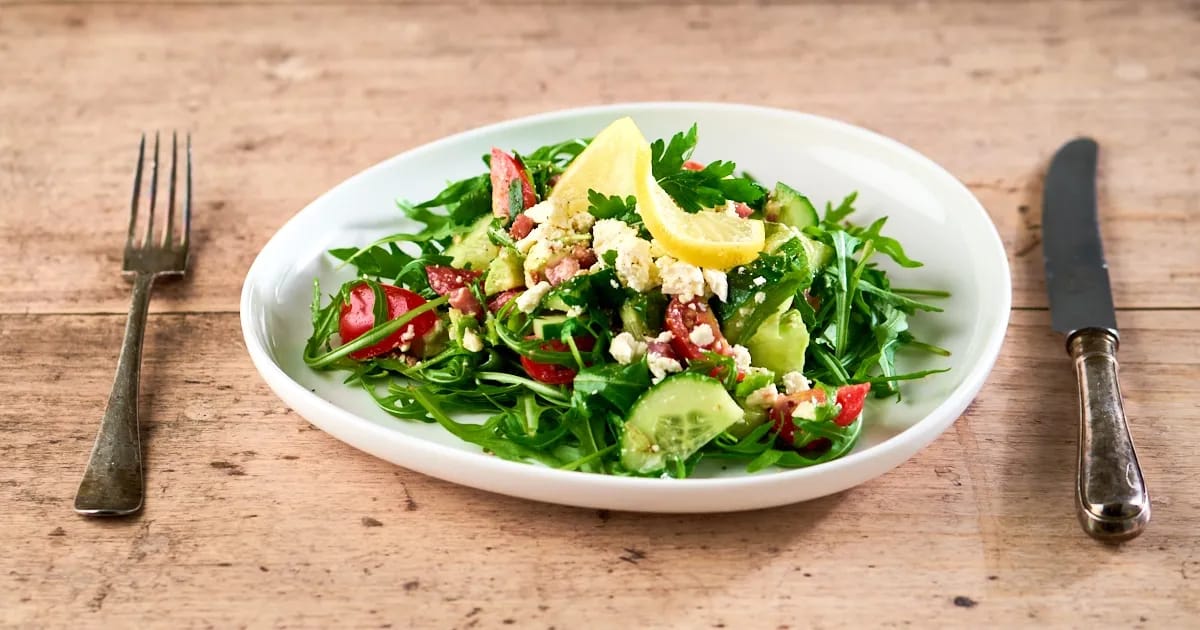 Snelle komkommersalade met avocado, feta en spekjes