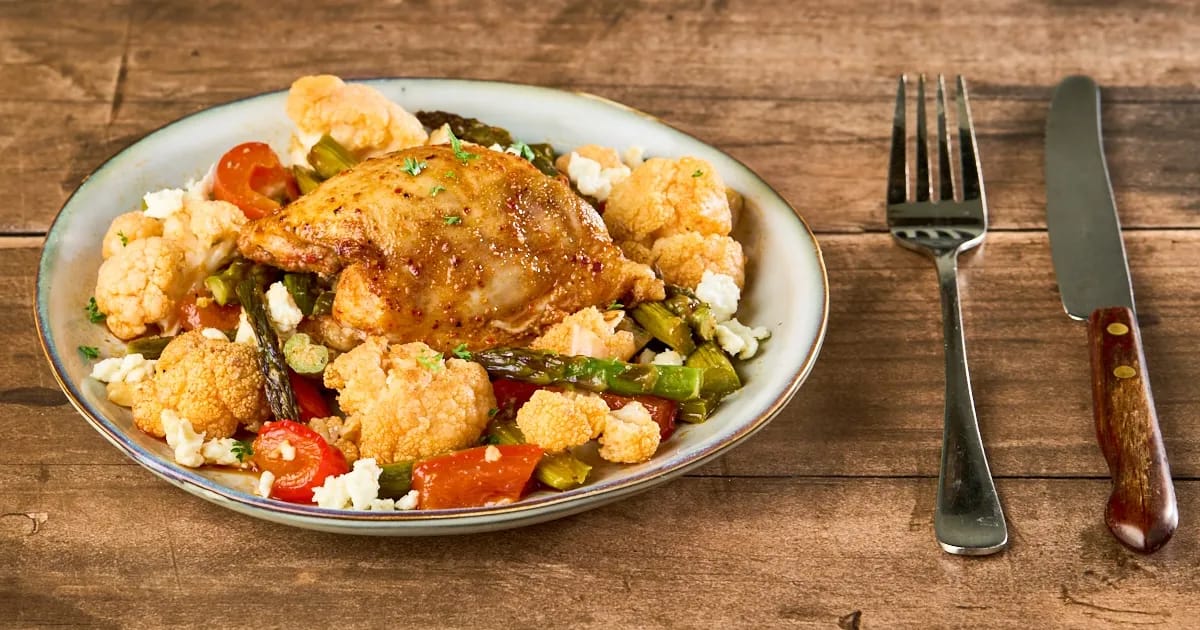 Spicy ovengebakken kipdijfilet met lente-groenten