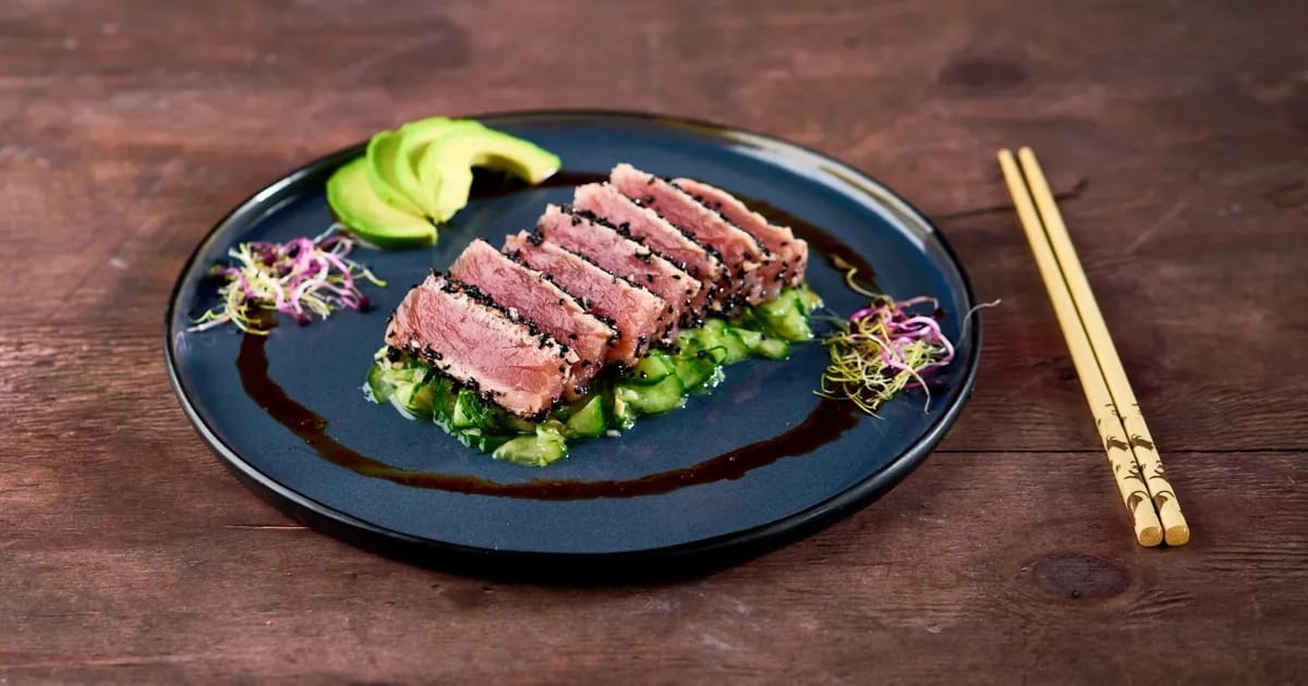 Tataki van tonijn met gemarineerde komkommer