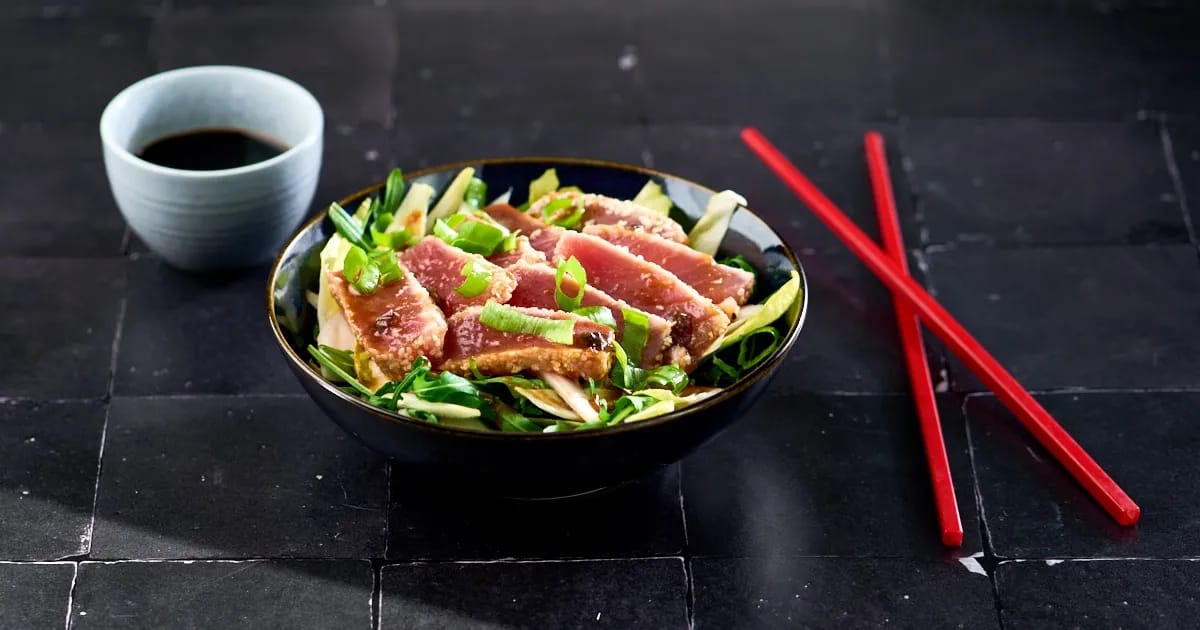 Tataki van tonijn met rucola-witlofsla