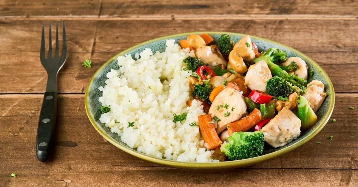 Thaise kip met cashewnoten met bloemkool-kruidenrijst