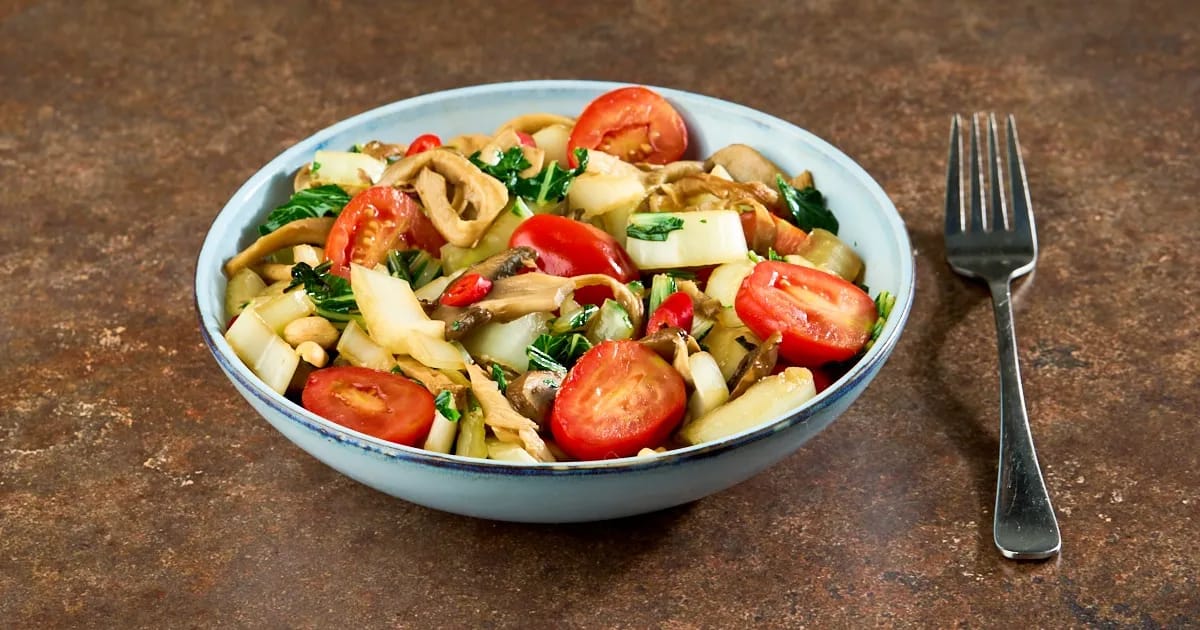 Thaise salade met paddenstoelen, paksoi en kerstomaatjes
