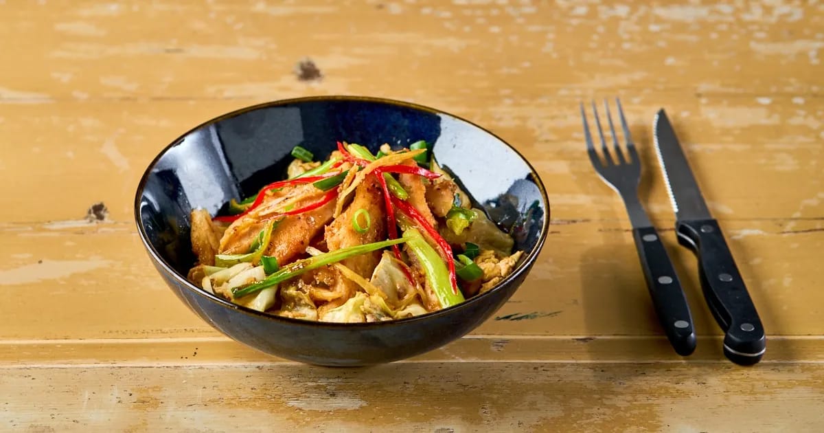 Visreepjes met gember en roergebakken spitskool