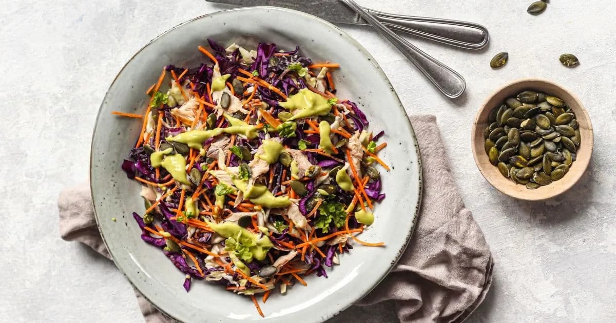 Wintersalade met twee soorten kool, makreel en avocadodressing