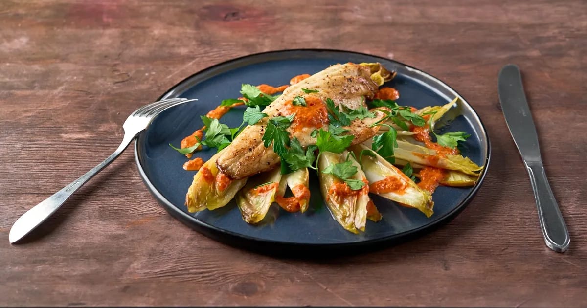 Zeebaarsfilet met gebakken witlof en ajvar-harissa-mayo
