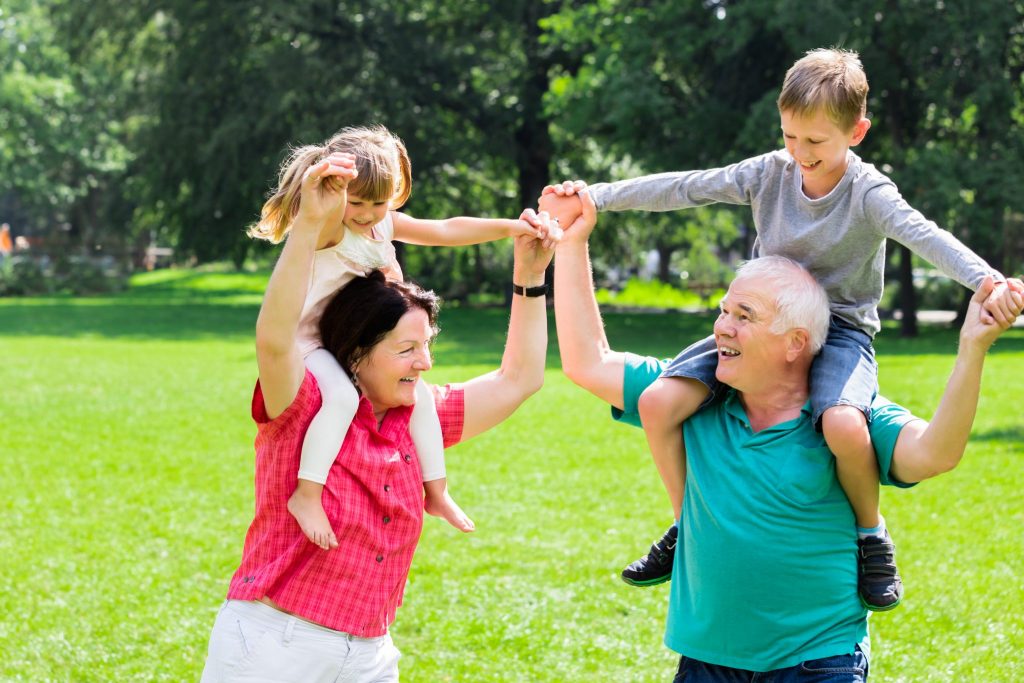 Gelukkige grootouders sportief bezig met kleinkinderen