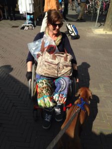 Sandy krijnen ziek MS in een rolstoel leefstijl overwonnen