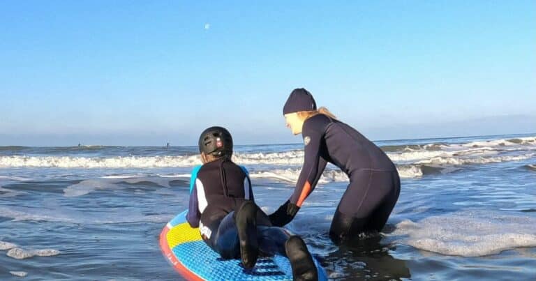 Surfen met reuma: een koude duik in zelfontdekking